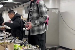 五星体育官网-杨瀚森赛后都吃什么？来看看开拓者&amp;湖人&amp;掘金三队的赛后餐