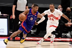 五星体育-加盟活塞重获新生！小史密斯斩获生涯第三次三双